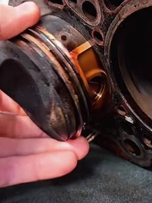 💥 Cuando una biela se raja, el motor no perdona. Ese sonido que empieza leve y termina rompiendo todo… lo hemos visto muchas veces. Pero aquí no se cambia por cambiar — se reconstruye con precisión. Cada milímetro, cada torque, cada pulgada medida al detalle. Porque un motor no solo se arregla… se revive…. #