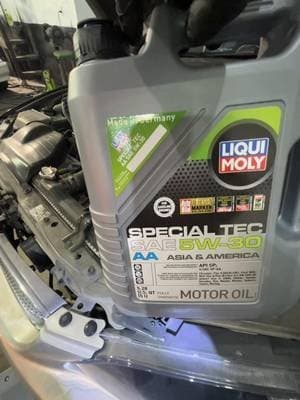 Si tu carro tiene power… no le puedes poner cualquier aceite. 💀 Aquí usamos Liqui Moly porque sabemos lo que aguanta un motor con presión, temperatura y abuso real. 🔥 Turbo, altas RPM, builds serios… esto es lo que los mantiene vivos. Y este mes te lo ponemos mejor: 🔥 Filtro de aceite GRATIS en tu mantenimiento 🔥 No es gasto… es protección. No es básico… es nivel. 📍 Si te importa tu motor, ya sabes dónde caer