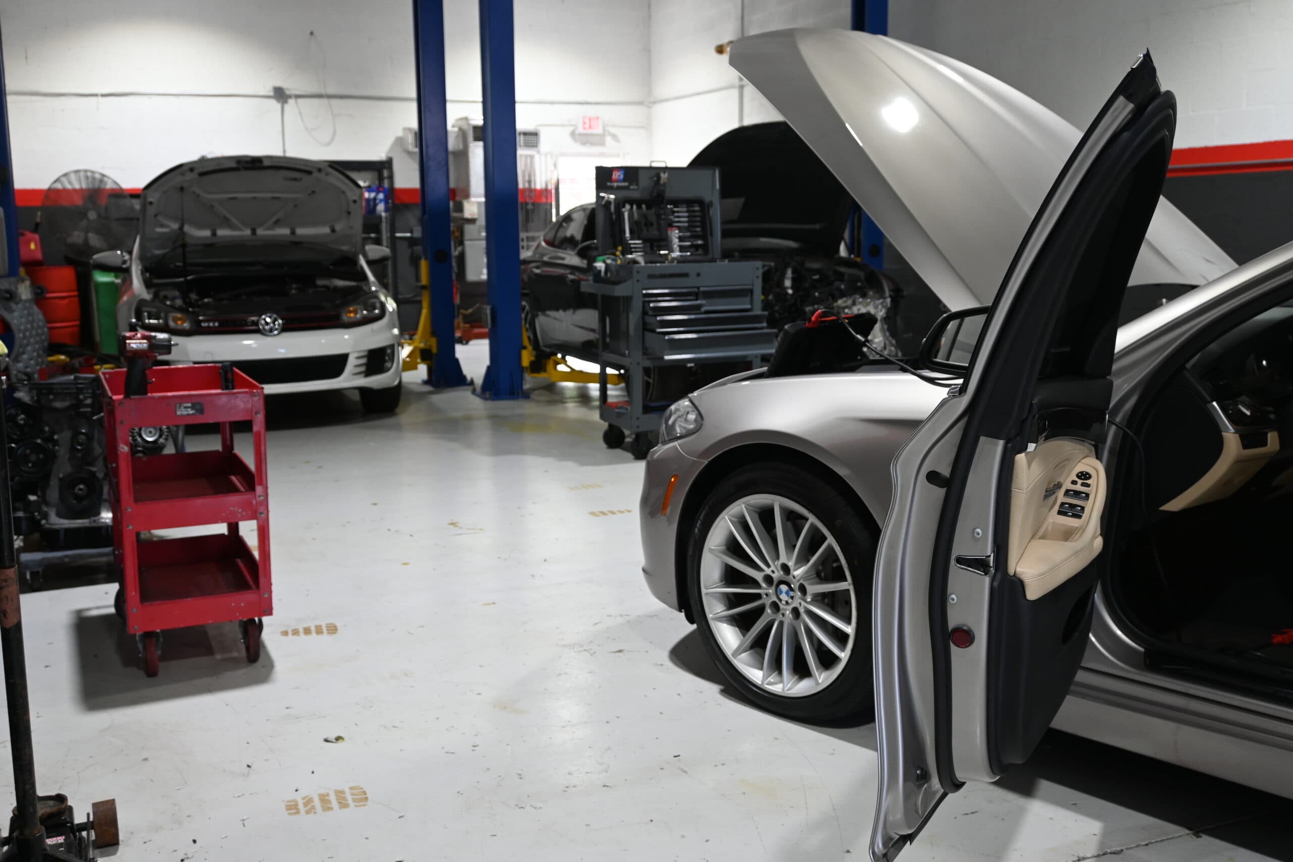 DS Proformance auto repair garage with BMW and VW vehicles DS Proformance auto repair garage with BMW and VW vehicles