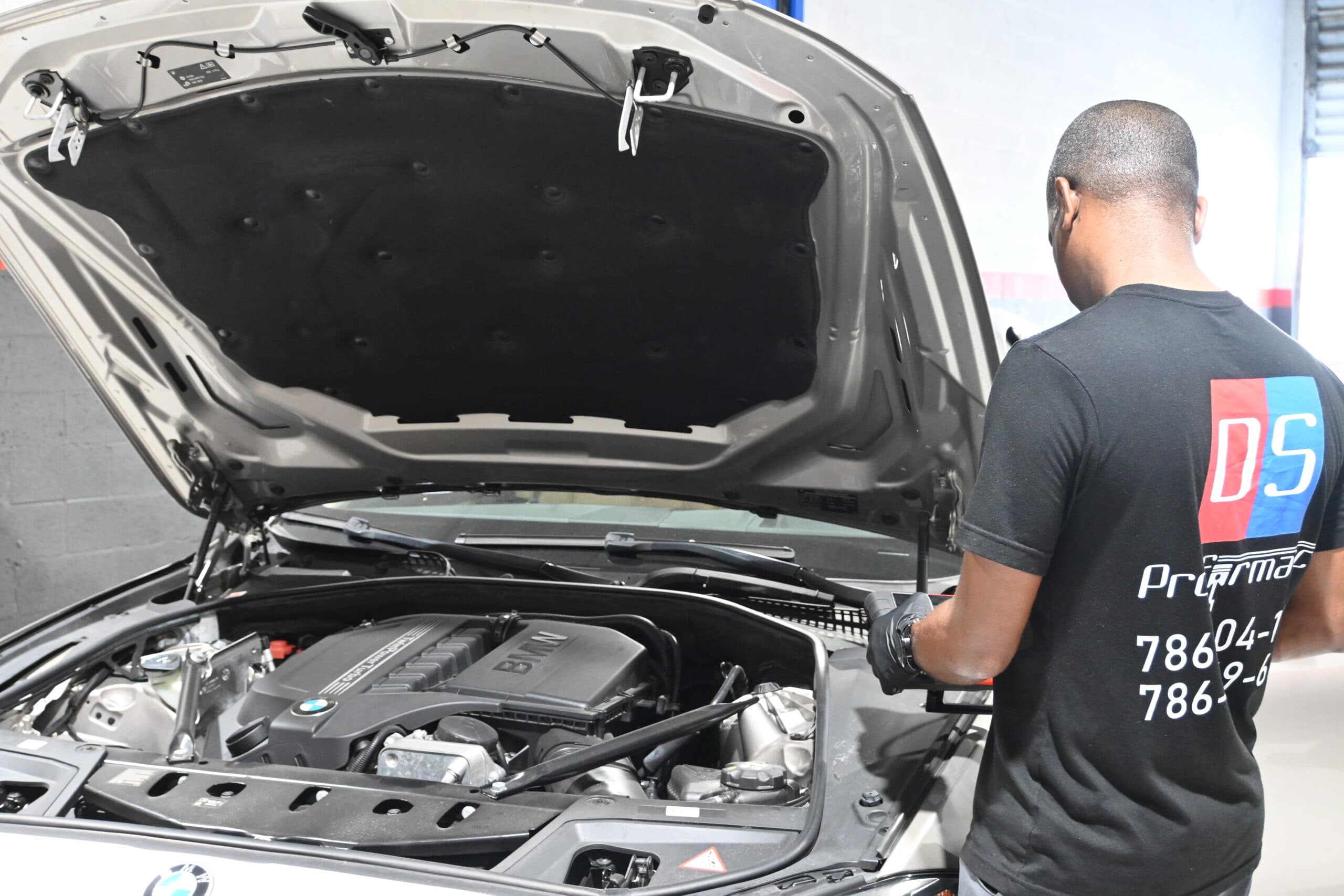DS Proformance mechanic BMW engine service work DS Proformance mechanic BMW engine service work